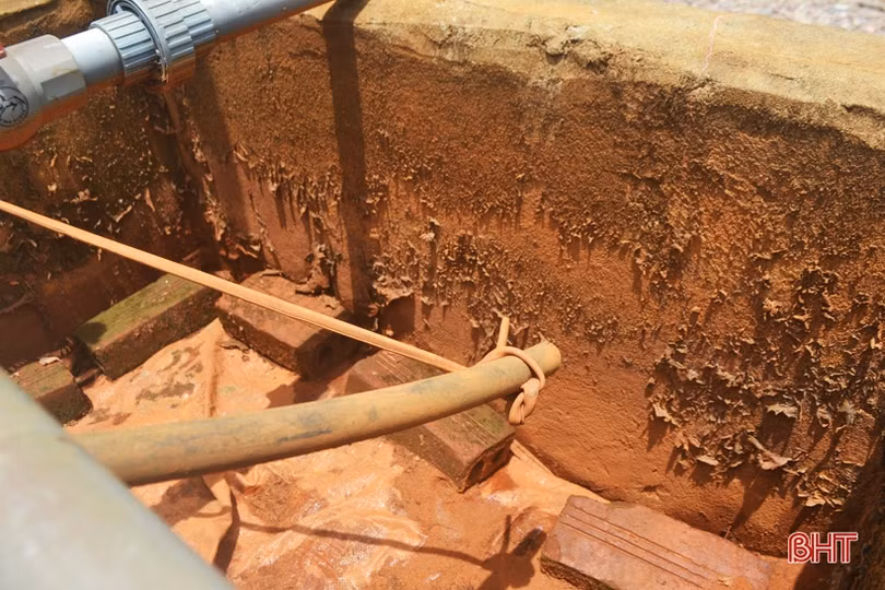 Người dân Kỳ Thọ khổ sở vì nước giếng nhiễm phèn nặng