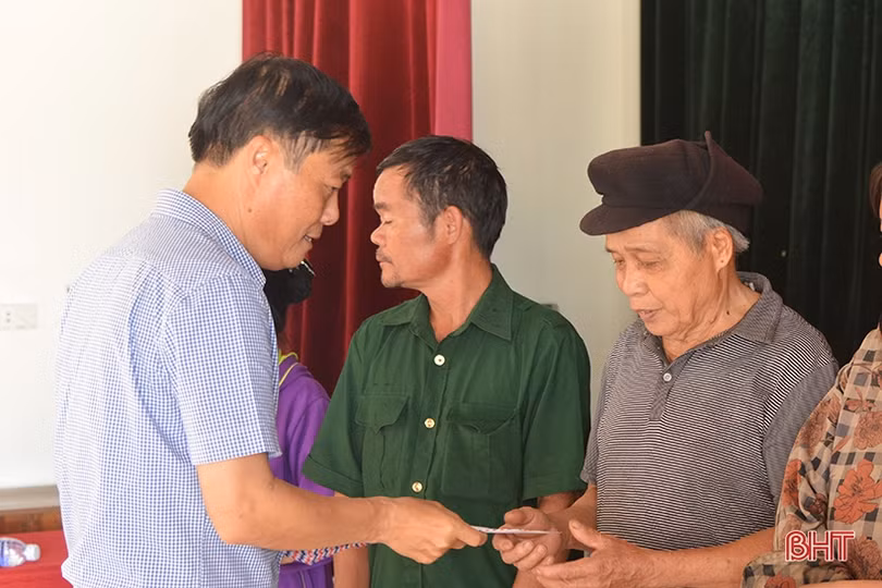 Khánh thành cầu Cây Vải và trao quà gia đình hoàn cảnh khó khăn ở Hương Lâm