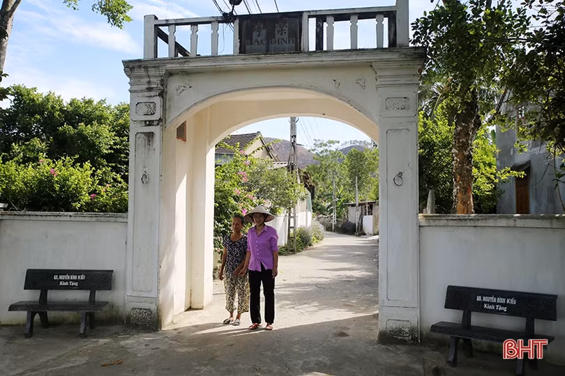 Về huyện miền núi Hà Tĩnh xem người dân “nâng niu” cái cổng làng