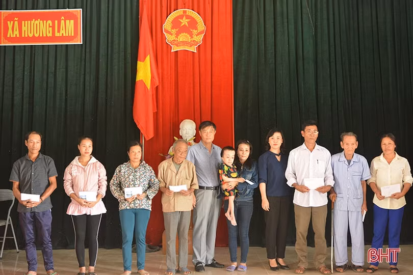 Khánh thành cầu Cây Vải và trao quà gia đình hoàn cảnh khó khăn ở Hương Lâm