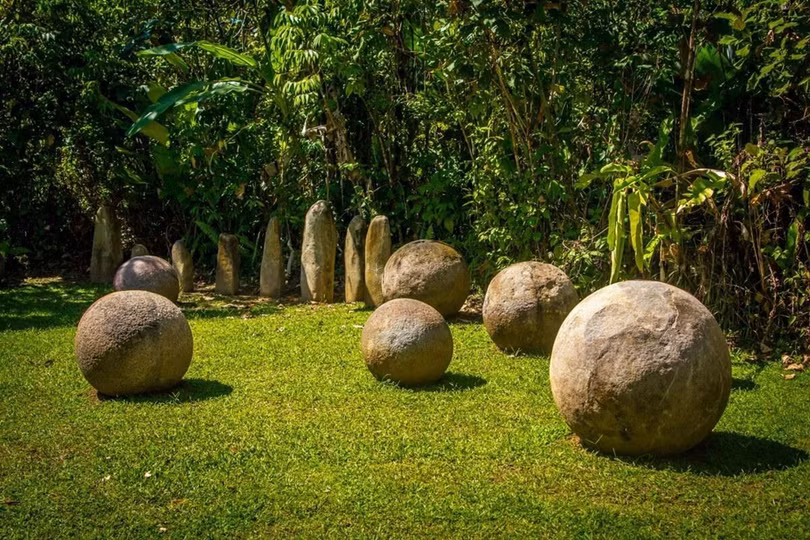 Bí ẩn hàng trăm viên đá kỳ lạ như thuộc về người ngoài hành tinh
