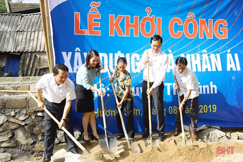 Công ty Xăng dầu Hà Tĩnh trao 200 triệu đồng hỗ trợ xây nhà cho hộ nghèo Hương Sơn