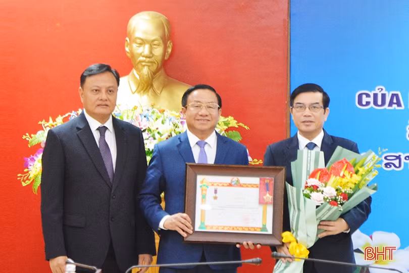 Hà Tĩnh đón nhận Huân chương Lao động hạng I của nước CHDCND Lào