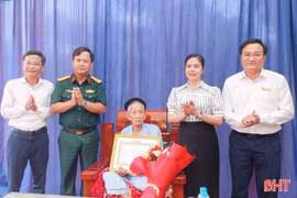 Trao Huy hiệu 80 năm tuổi Đảng cho đảng viên ở Kim Hoa