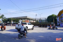 Cần bố trí cụm đèn tín hiệu giao thông tại ngã tư Trung tâm