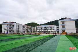 Vượt thời tiết bất lợi để kịp bàn giao 2 trường nội trú liên cấp cuối tháng 8