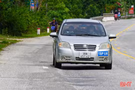 Quốc lộ 8 tiềm ẩn nguy cơ tai nạn khi vừa sửa đã hư hỏng
