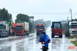 Nhan nhản xe mang biển kiểm soát Lào vi phạm giao thông trên quốc lộ 8