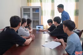 Lưu học sinh Lào tại Hà Tĩnh tưởng niệm Chủ tịch Quốc hội Xaysomphone Phomvihane