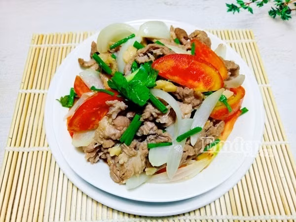 15 phut lam mon thit bo xao ca chua hanh tay thom ngon du chat cho ca nha