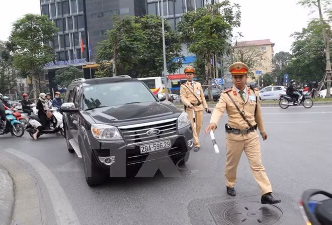 sau vu xe container hat vang csgt bo cong an ra cong dien khan