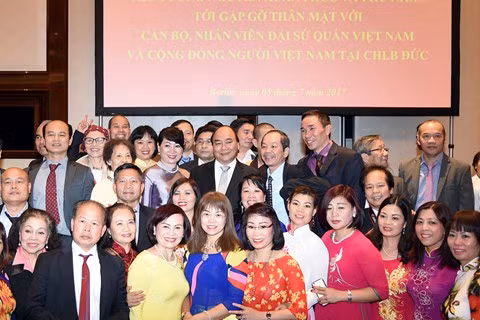 thu tuong toi berlin tham dai su quan gap go dai dien nguoi viet tai duc