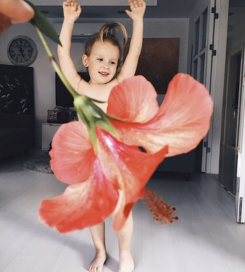 be gai hoa than thanh nguoi mau rau cu dang yeu duoi ban tay kheo leo cua me