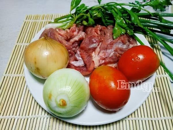 15 phut lam mon thit bo xao ca chua hanh tay thom ngon du chat cho ca nha