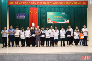 Trao 40 suất học bổng cho trẻ mồ côi gặp hoàn cảnh khó khăn