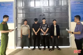Thua bạc cướp lại tiền, 8 đối tượng cùng bị khởi tố