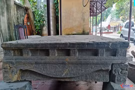 Sập đá cổ giống bảo vật quốc gia được phát hiện dưới ruộng