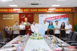 Báo Sài Gòn Giải Phóng trao tặng bản đồ Việt Nam cho tỉnh Hà Tĩnh 