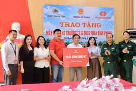 Trao tặng 30 bộ máy tính cho học sinh vùng biên Vũ Quang
