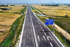 Thu phí 5 đoạn cao tốc Bắc - Nam qua miền Trung từ 14h hôm nay