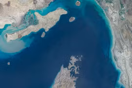 Chiến tranh Mỹ - Iran đảo lộn hai tuyến thương mại dầu lửa quan trọng của thế giới