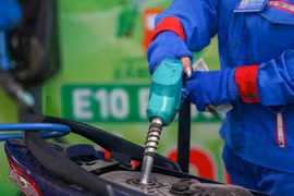 Giá xăng E10 lên gần 27.200 đồng một lít