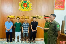 Khởi tố 4 đối tượng đánh bạc ở xã Kỳ Thượng
