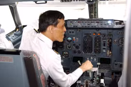Vua Thái Lan lái chuyên cơ tới thăm Việt Nam gây sốt