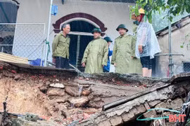 Mưa lũ ở Hà Tĩnh: 2 người thương vong, giao thông có nơi bị chia cắt