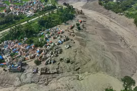 Phi công kể lại cảnh tượng lũ quét tràn xuống biên giới Nepal - Trung Quốc nhìn từ trên cao