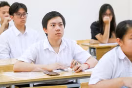 Nhiều trường dùng bàn ghế 20 năm tuổi, Bộ GD-ĐT ra hướng dẫn mới