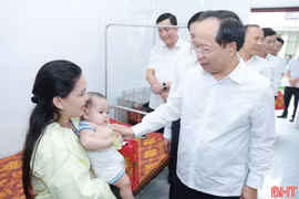 Bí thư Tỉnh ủy thăm, tặng quà trẻ em tại BVĐK TX Kỳ Anh dịp Tết Trung thu