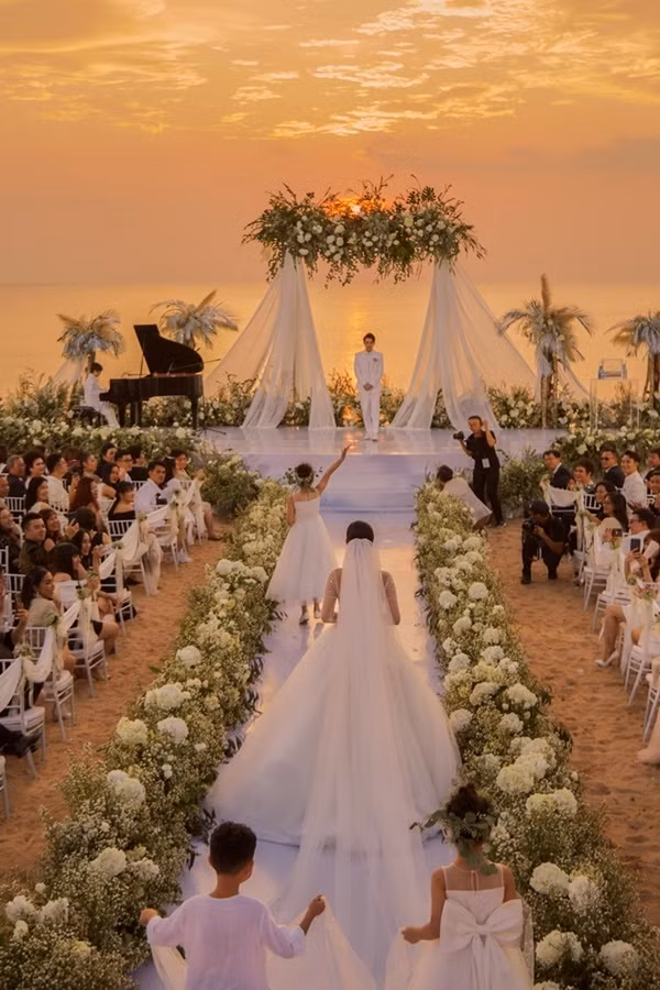 Hé lộ 6 bộ váy cưới lộng lẫy nhất của sao Việt trong năm 2019