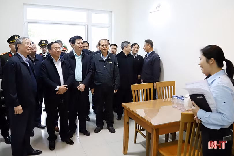 Thường trực Ban Bí thư Trần Quốc Vượng khảo sát tại Khu kinh tế Vũng Áng
