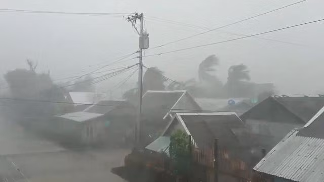 Nhà cửa ở Philippines tan hoang sau bão Kammuri