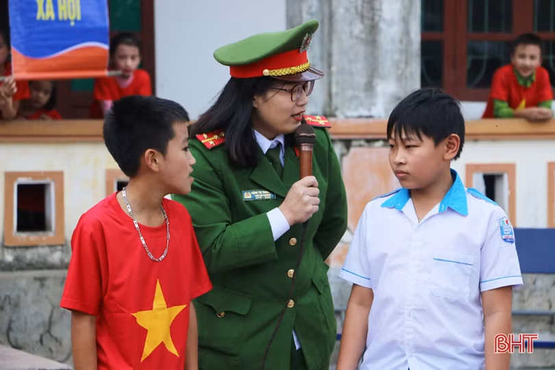 Gần 500 học sinh được giáo dục phòng, chống xâm hại tình dục và Luật Giao thông đường bộ