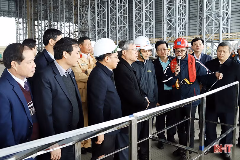Thường trực Ban Bí thư Trần Quốc Vượng khảo sát tại Khu kinh tế Vũng Áng