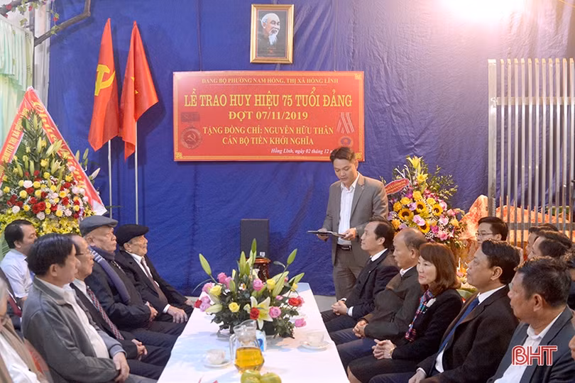 Phó Bí thư Thường trực Tỉnh ủy trao Huy hiệu 75 năm tuổi Đảng cho cán bộ tiền khởi nghĩa