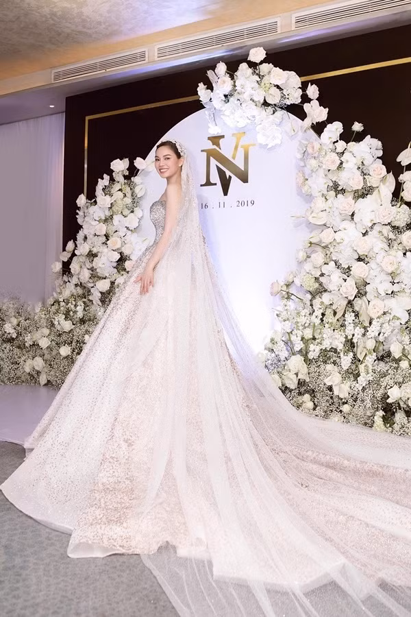 Hé lộ 6 bộ váy cưới lộng lẫy nhất của sao Việt trong năm 2019