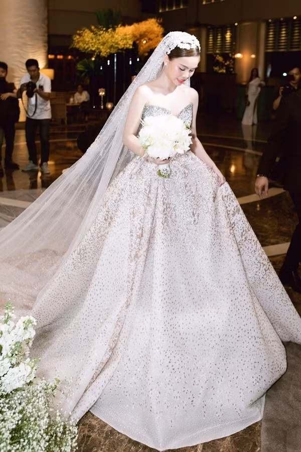 Hé lộ 6 bộ váy cưới lộng lẫy nhất của sao Việt trong năm 2019