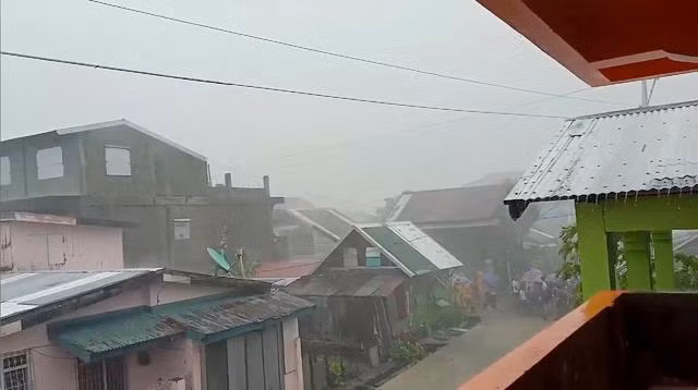 Nhà cửa ở Philippines tan hoang sau bão Kammuri
