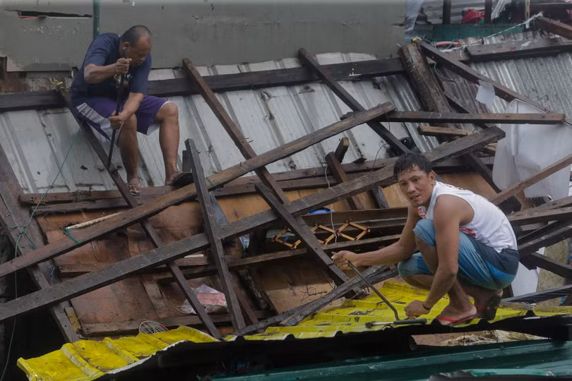 Nhà cửa ở Philippines tan hoang sau bão Kammuri