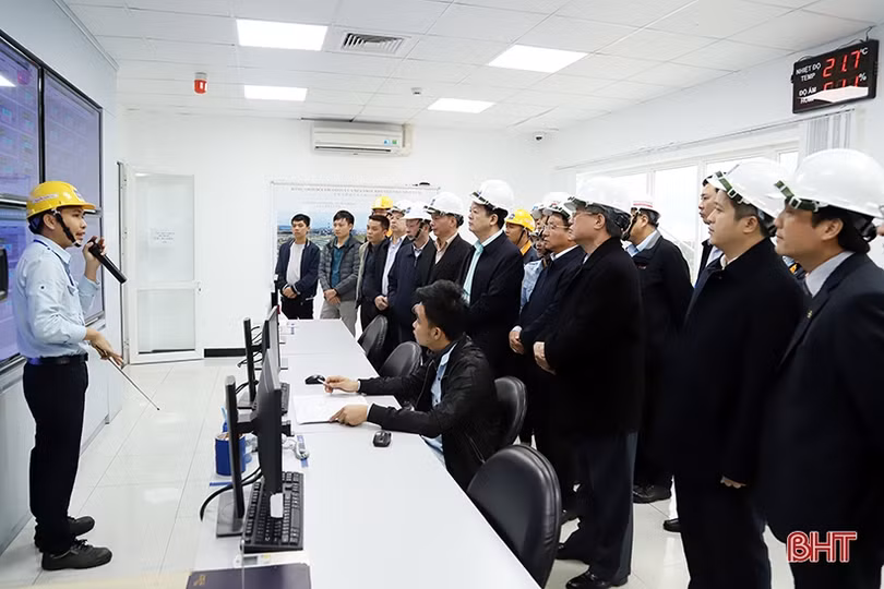 Thường trực Ban Bí thư Trần Quốc Vượng khảo sát tại Khu kinh tế Vũng Áng