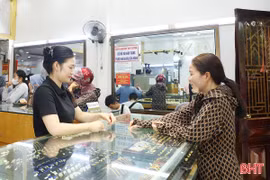Giá vàng “lao dốc”: Nhà đầu tư lo lỗ, người dân thận trọng chờ