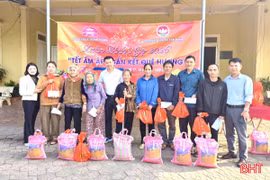 Hội đồng hương xứ Nghệ tại Hải Phòng, Thái Bình trao quà Tết cho hộ dân khó khăn 