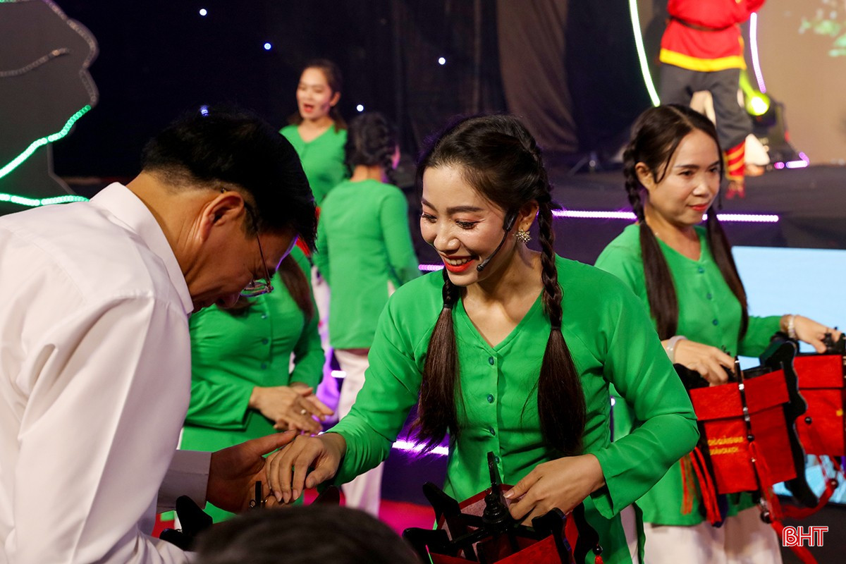 bqbht_br_doan-quang-nam-giao-luu-voi-khan-gia.jpg