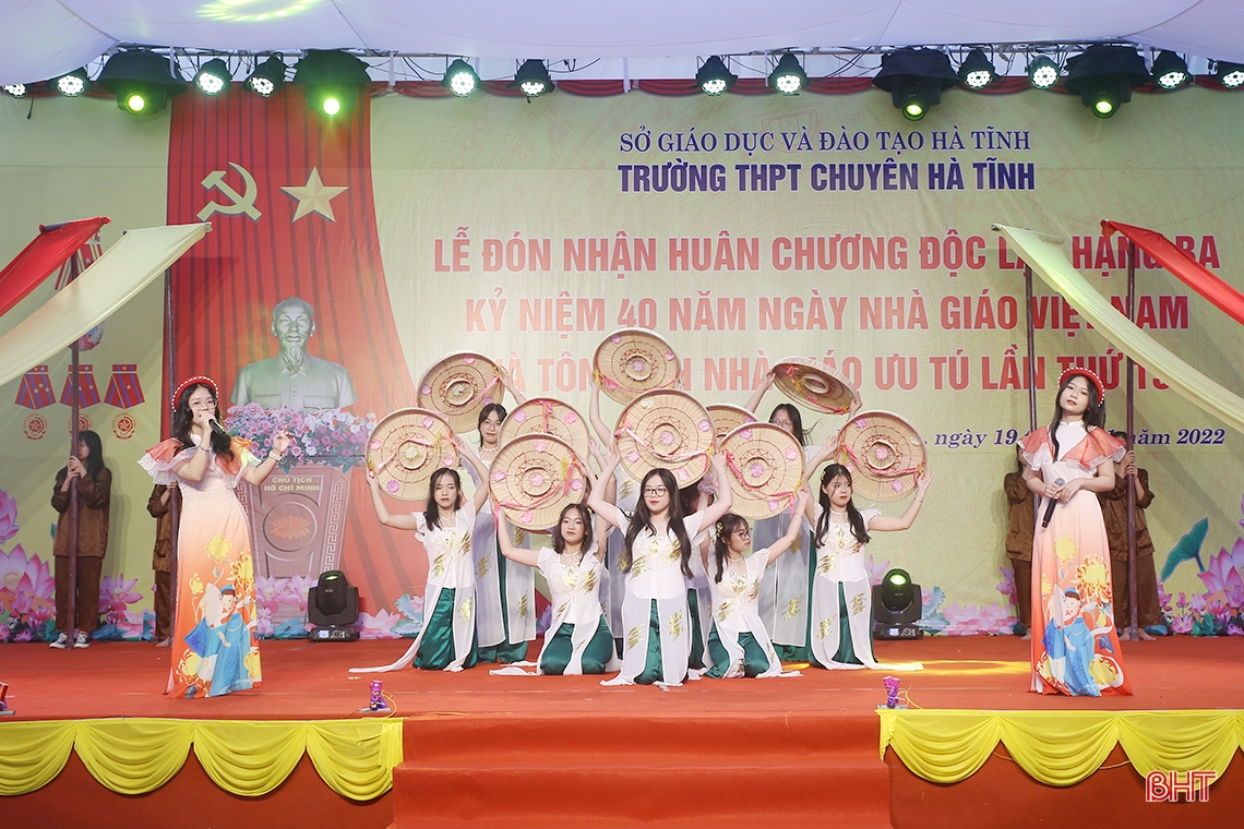 Trường THPT Chuyên Hà Tĩnh đón nhận Huân chương Độc lập hạng Ba