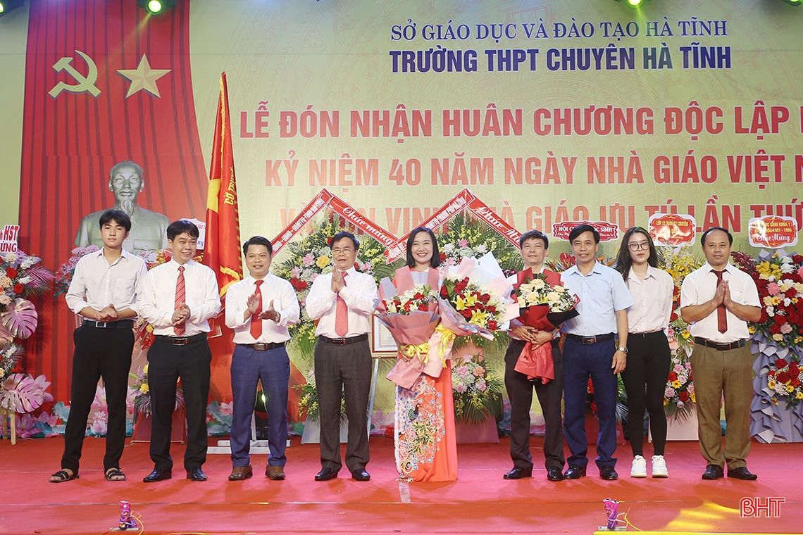 Trường THPT Chuyên Hà Tĩnh đón nhận Huân chương Độc lập hạng Ba