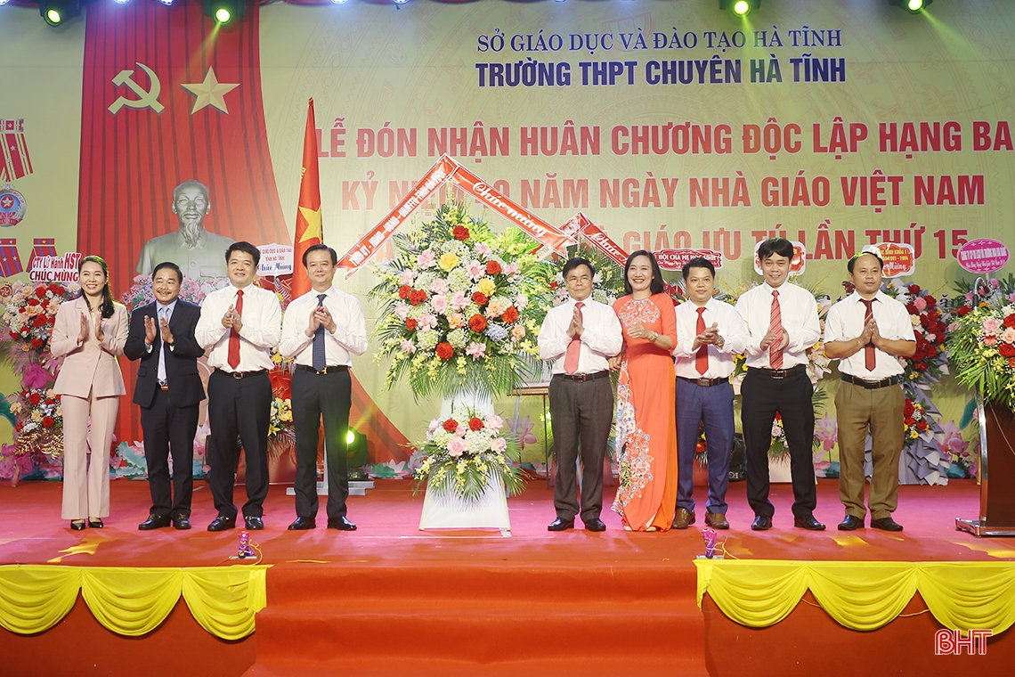 Trường THPT Chuyên Hà Tĩnh đón nhận Huân chương Độc lập hạng Ba