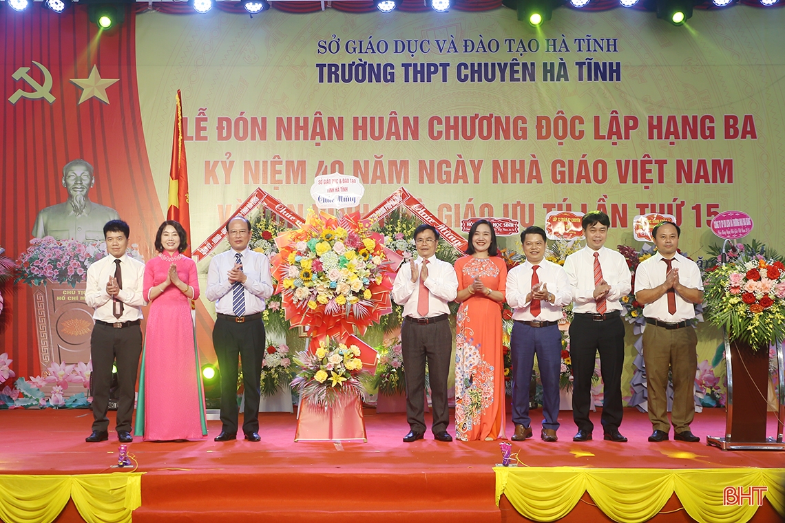 Trường THPT Chuyên Hà Tĩnh đón nhận Huân chương Độc lập hạng Ba